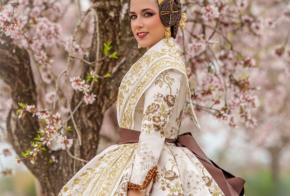 Reportaje de Fallera en la ciudad de Valencia