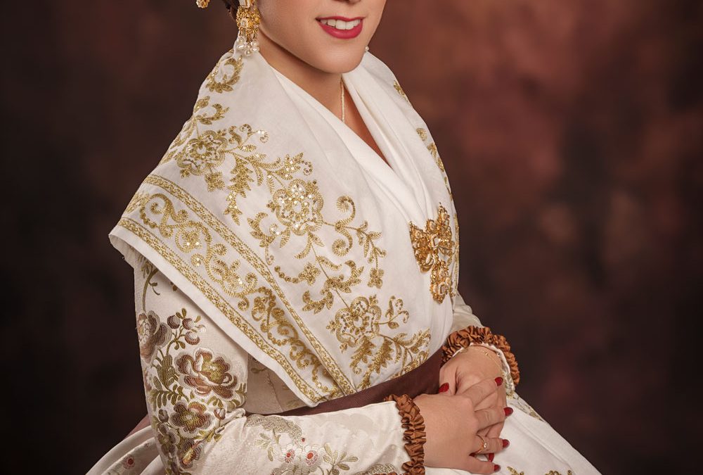 Reportaje de Fallera en Valencia en estudio